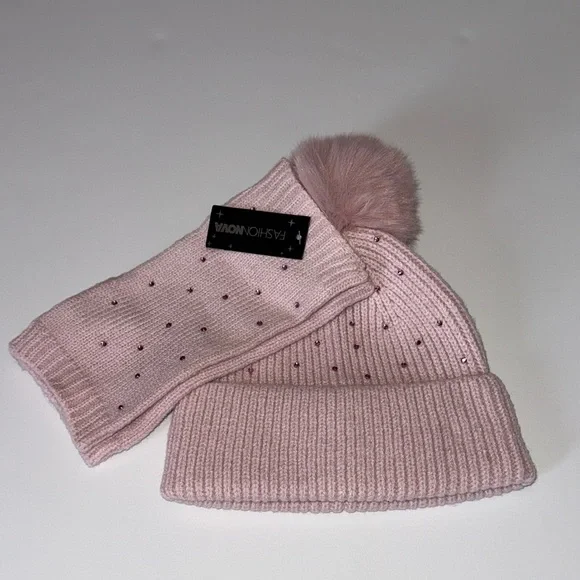 Fashion Nova Blush Knit Beanie and Gloves Set