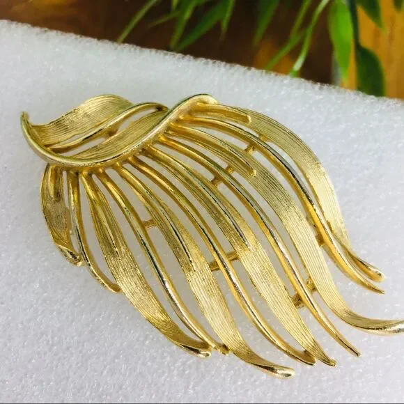 Vintage LISNER Brushed Matte Flower Leaf Brooch 4265