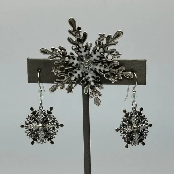 Snowflake Brooch Earring Set Silver Tone Winter Holiday Christmas Theme Jewelry