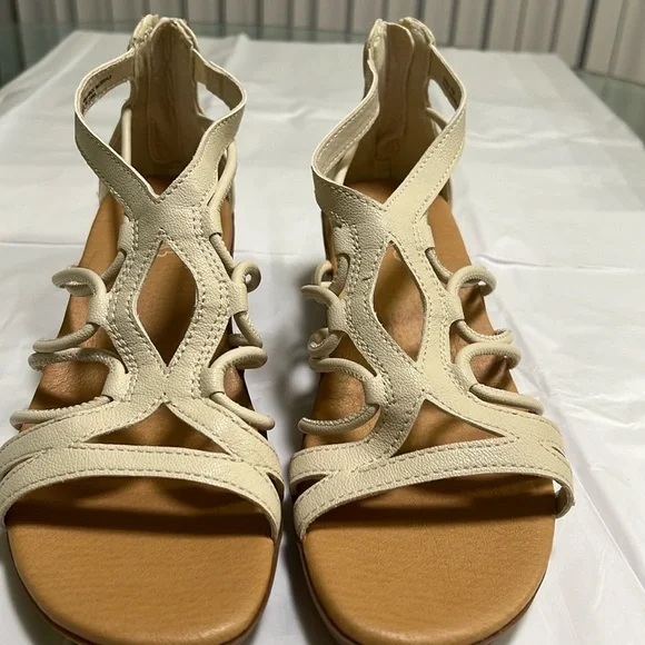 BARETRAPS Women's Kitra Wedge Sandal, Size 10M