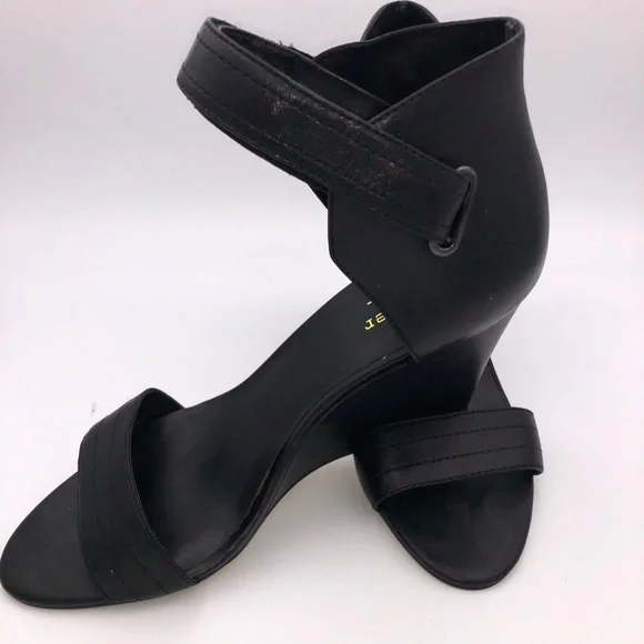 Nicole Miller Lafayette‎ Wedge Size 10