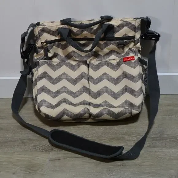 Skip Hop Dash Messenger Diaper Bag in Chevron Gray & Cream
