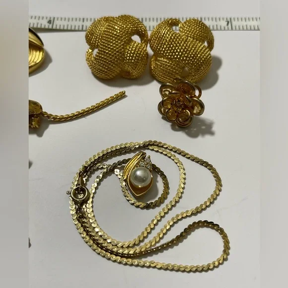 Elegant Vintage Gold Jewelry Women Men’s Brooches, Pendant, Necklace Earrings