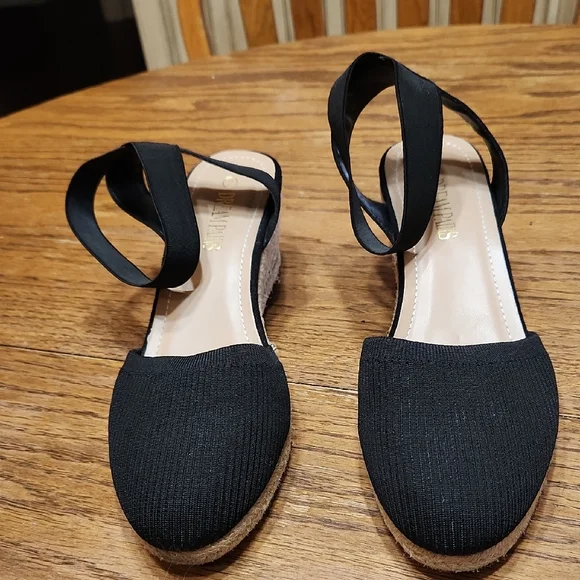Dream Pairs Wedge Ankle Strap Size 9