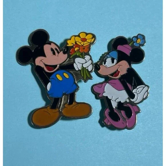 Mickey & Minnie Mouse Disney pin set