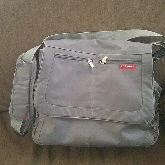 LAST CHANCE! SkipHop gray messenger diaper bag, Many zippered pckts, 2 btl hldrs
