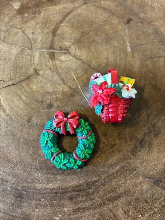Vintage Russ Berrie Christmas Brooch Set | Wreath & Gift Basket