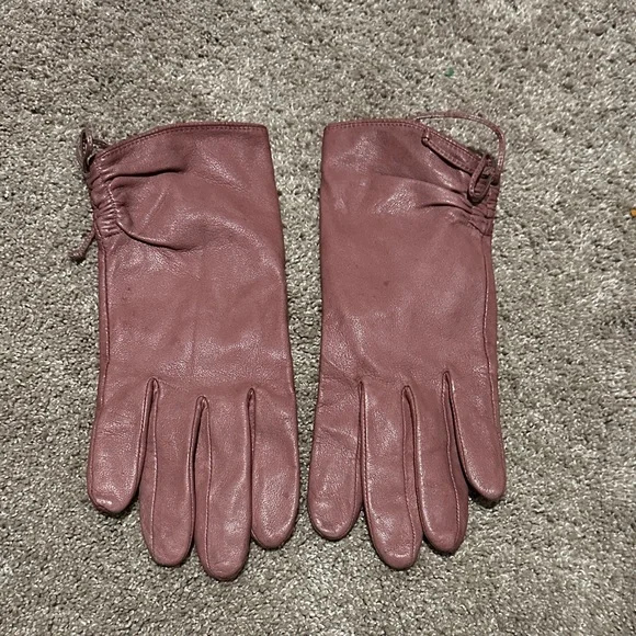 Elegant Mauve Leather Gloves