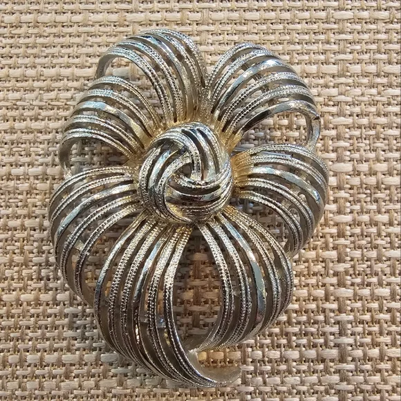 Vintage 1950s/60s Lisner silvertone bow brooch