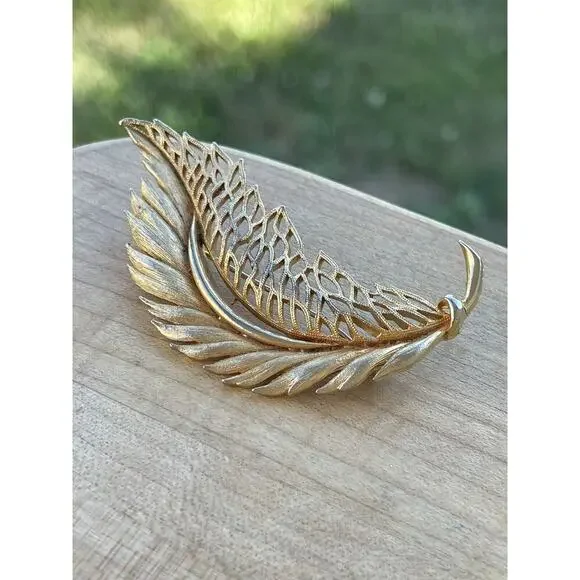 Vintage Brooch Pin‎ Gold-Tone Leaf Feather