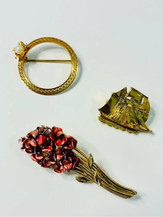 Gold-Tone Vintage Lot Trío Mixed Stackable Brooches Pearl Ship Floral Metallic