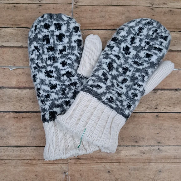 Isotoner Women's Soft Acrylic Knit Black/White Print Mittens Gloves On…