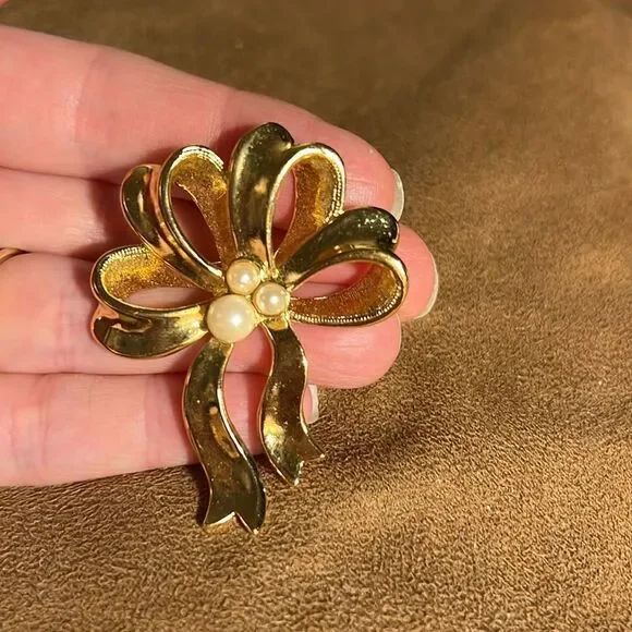 Avon Vintage Ribbon bow pin with 3 faux pearls.