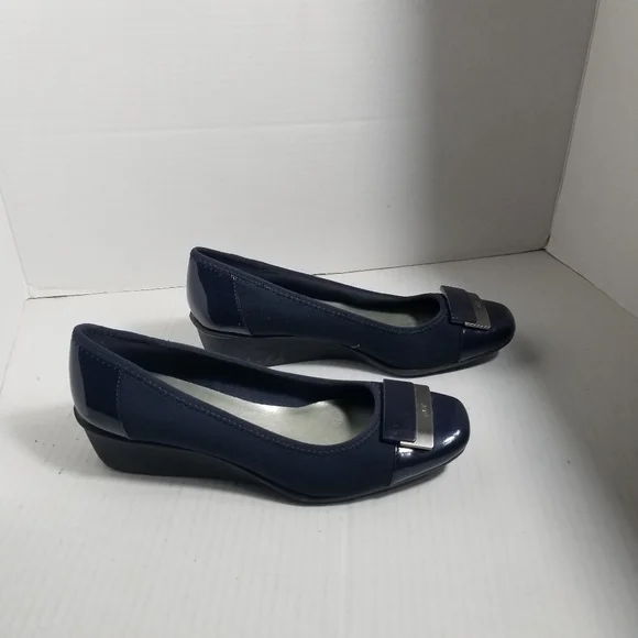 ANNE KLEIN SMALL WEDGE BLUE SHOE SIZE 6.5