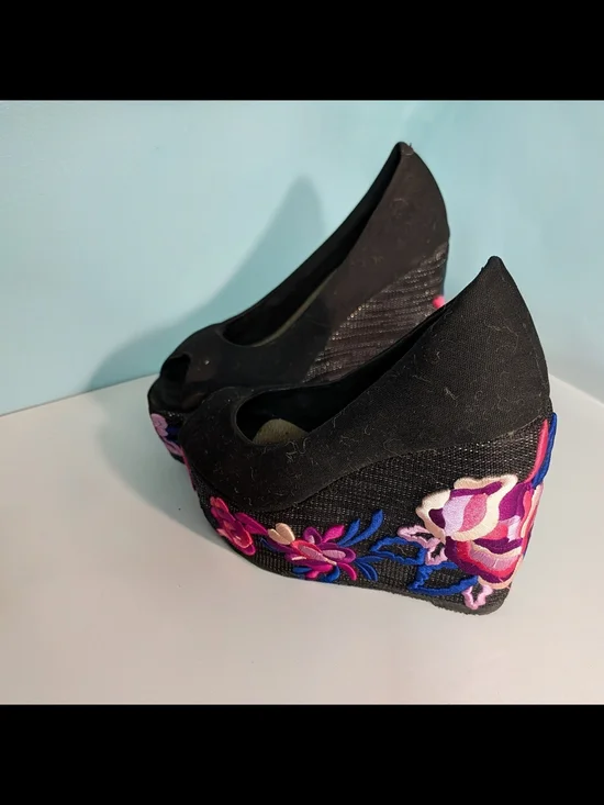 Very Volatile Black Peep-Toe Embroidered Wedge Heels Size 7