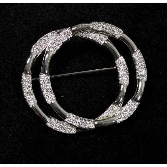 Vintage Emmons‎ Interlocking Circle Infinity Textured Silvertone Brooch Pin