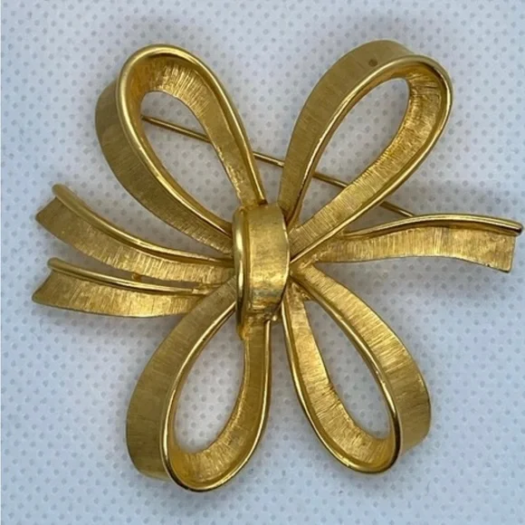 Monet gold tone bow ribbon brooch