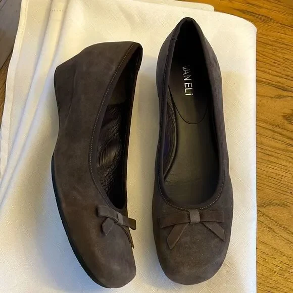 VANELLI BROWN SUEDE BOW LOW WEDGE SHOES.  NEW