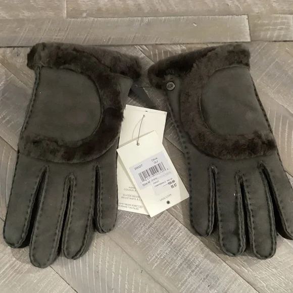 UGG Genuine Shearling Suede Gloves, size M