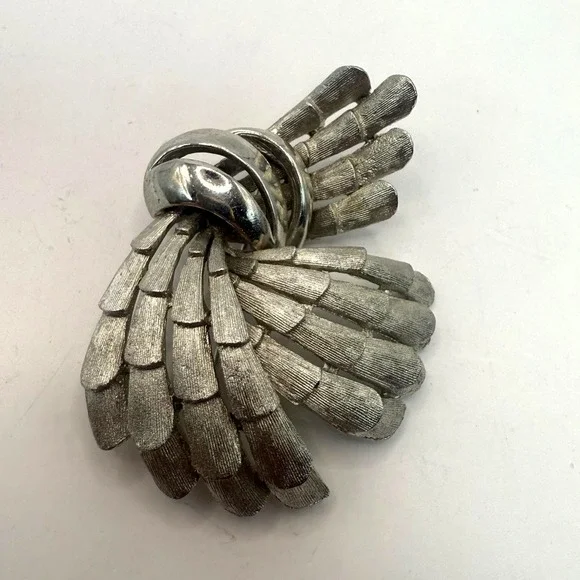 BSK Silver Tone‎ Feather Spray Brooch Vintage Textured Leaf Pin