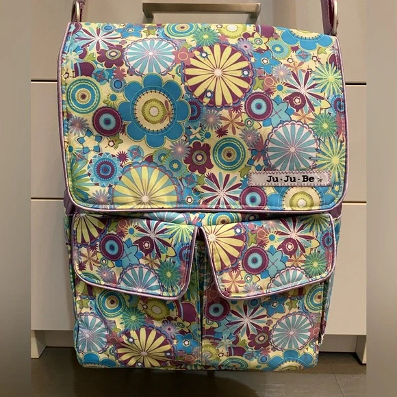 Authentic JuJuBe “Be Hip” in retired print Dizzying Daisies!!!