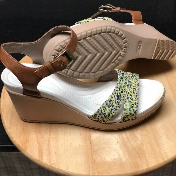 Crocs Leigh II Wedge Sandals Women 8 US Ankle Strap Yellow Floral Comfort 202516