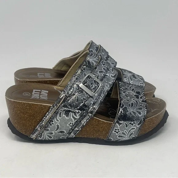 Muk Luks Emery Wedge Sandals Womens 8 Metallic Silver Floral Cork Slip On