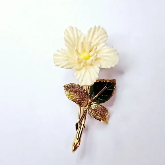 Vintage Wells Signed 14K Gold Filled Textured Cream Celluloid Flower Brooch Pin