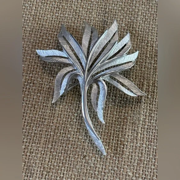 CROWN TRIFARI VINTAGE BRUSHED SILVER TONE PLANT BROOCH