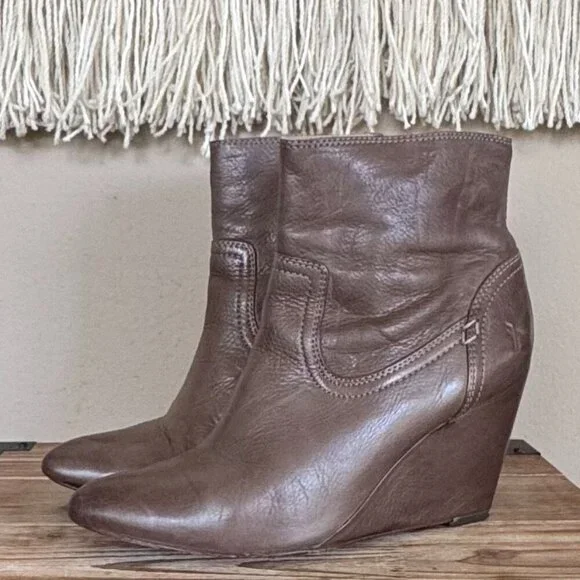 Frye Reina Taupe Gray Genuine Leather Covered Wedge Heel Short Ankle Boot Size 9