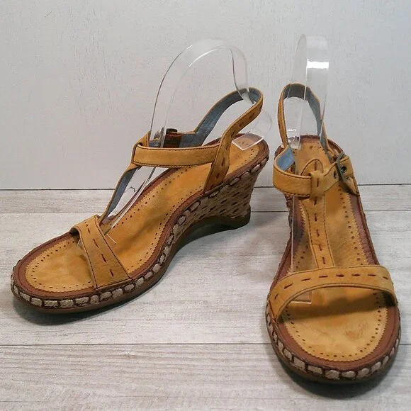 Vintage Indigo by Clarks Cottagecore Yellow Leather Wedge T strap Sandals SZ 9