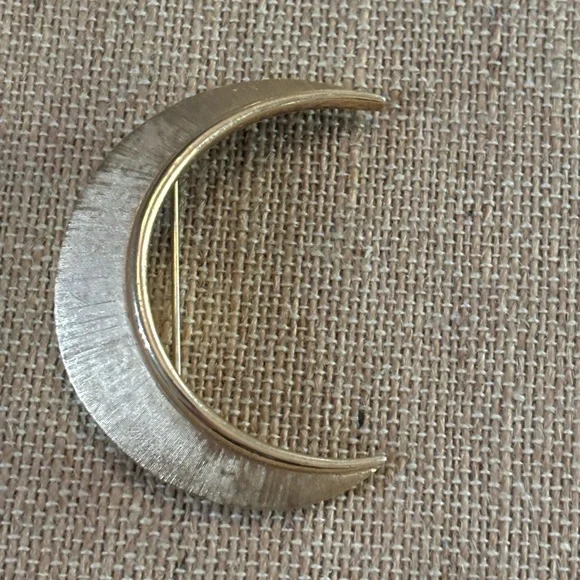 Vintage Crown Trifari Crescent Moon gold Tone Brushed Brooch