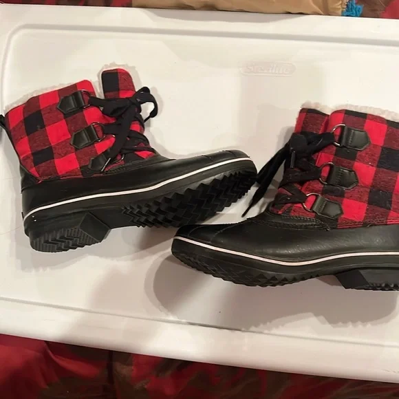 Ladies JBU Winter Boots snow rain boots NWOT 8.5 Buffalo Plaid Red Black check