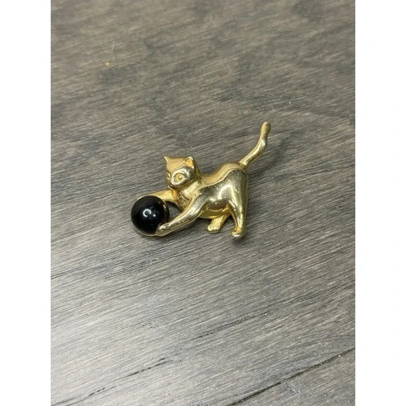Vintage Gold Tone Cat Kitten Brooch Pin Playing with Black Cabochon Yarn Ball