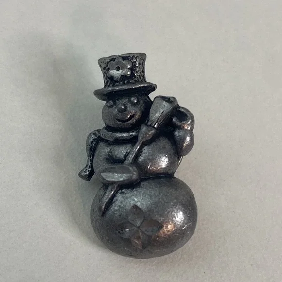Snowman with Broom Pewter Silver Metal Color Tie Hat Lapel Pin Signed DM 99 VTG