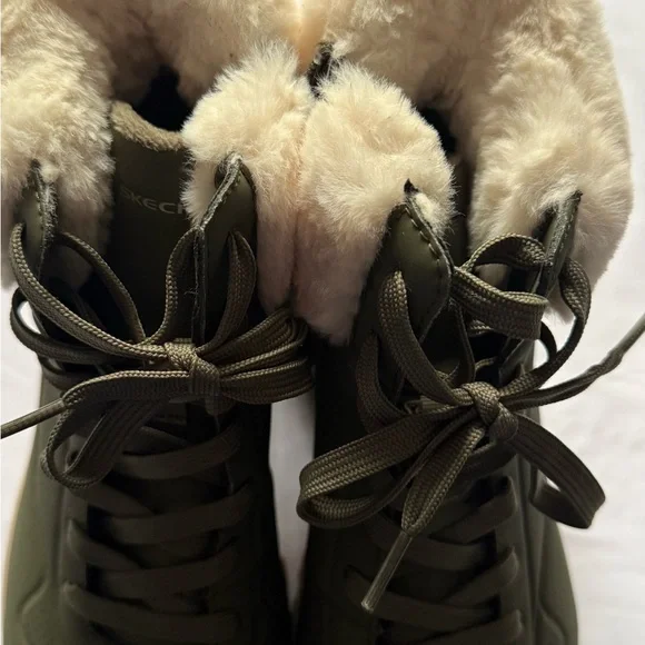 Skechers Women's Green‎ Winter Boots with Plush Lining