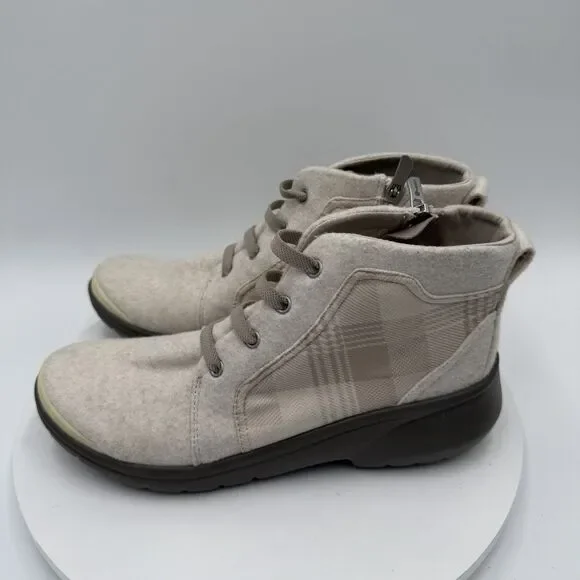 Bzees Women’s Cream‎ Plaid Kickback Washable Ankle Booties, Size 9