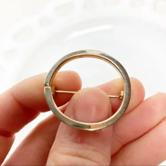 Circle pin brooch gold tone