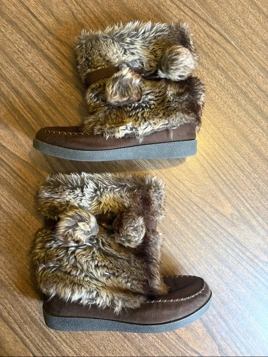 American Eagle AEO Size 7 Brown Faux Fur Pom Trim Winter Boots