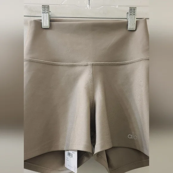New ALO Yoga Women's Tan Shorts, Size Extra Small.