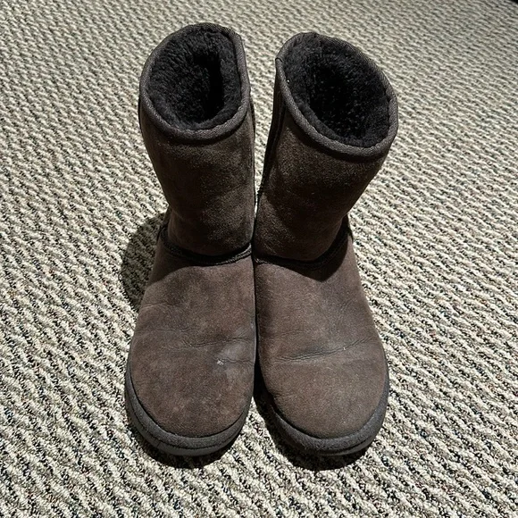 Ugg Australia classic short chocolate brown boots