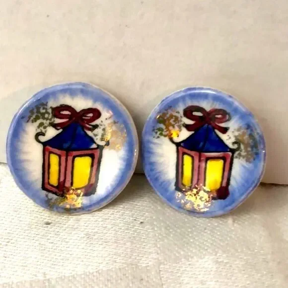 1950’s ceramic tiny art clip earring.