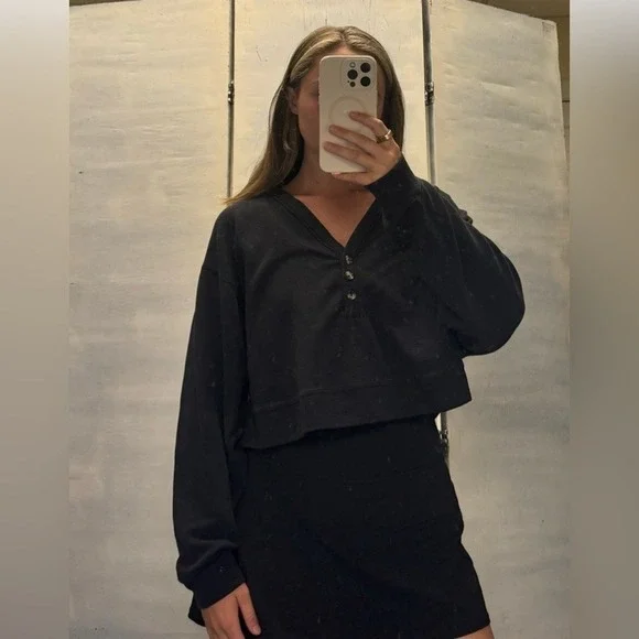 Alo Yoga Waffle Knit Henley Cropped Sweatshirt Faded Black Long Sleeve V-Neck