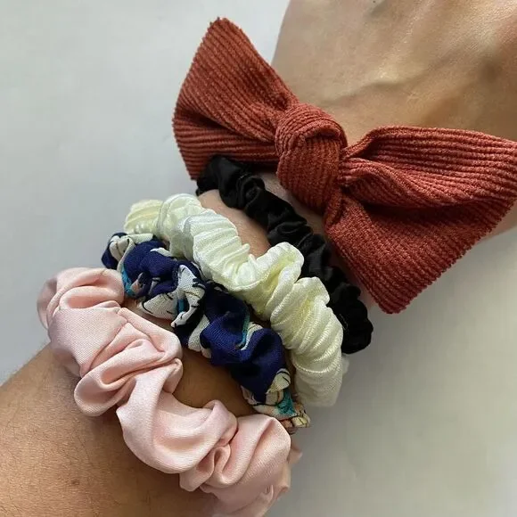 𝅺Set of 5 Scrunchies - Rust Navy Floral Bow
