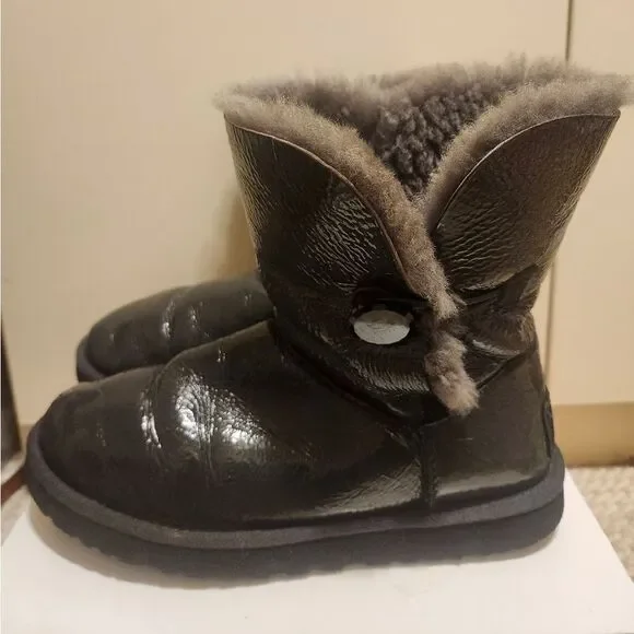 100% Auth. UGG Bailey Evergreen Crinkle Patent Leather Faux Fur Lined Boots Sz 8