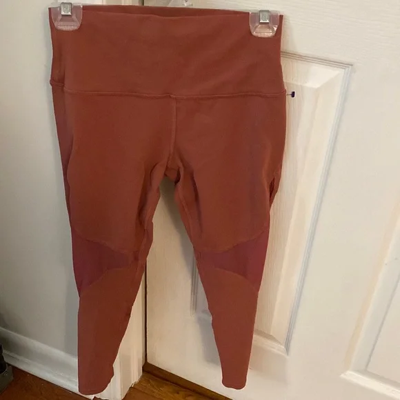 ALO legging, RN#87370, CA#00803, VN#3158. Has a mark at the back. Check photos