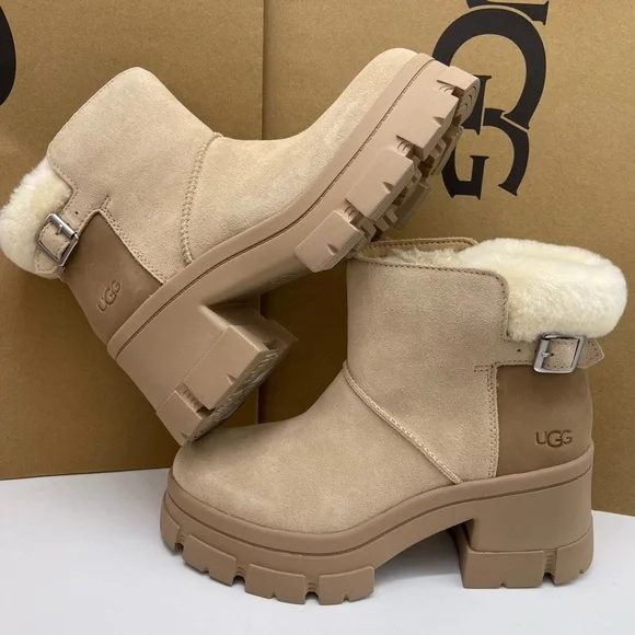 UGG Women's W BROOKLYN BUCKLE PLATFORM HIGH HEELS BOOTS SAND Tan Ankle Boots