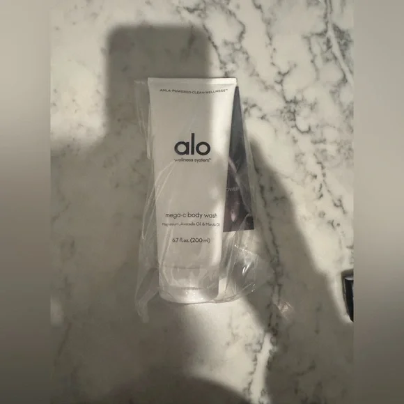 - NWT ALO YOGA MEGA C BODY WASH