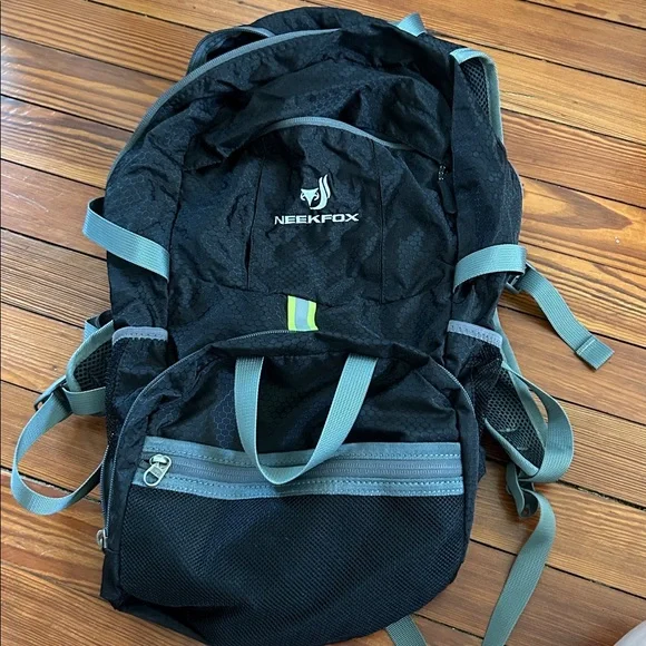 NEEKFOX Black Backpack with Gray Straps
