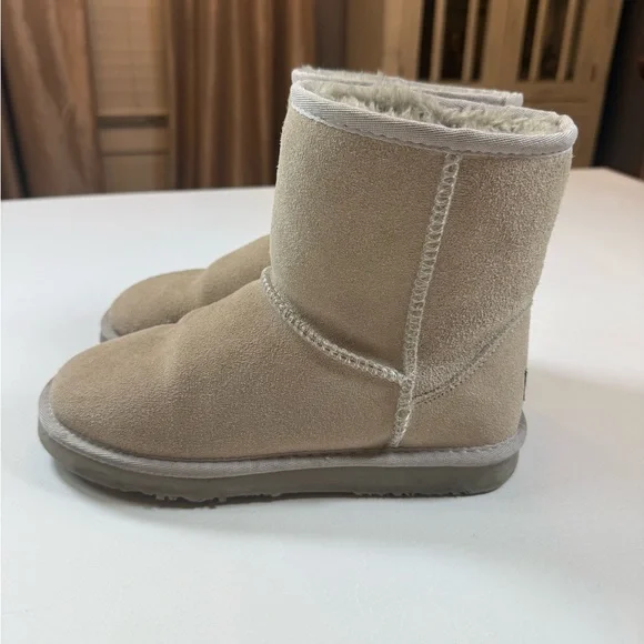 Lamo brand suede shortie winter boots women’s 7 khaki color